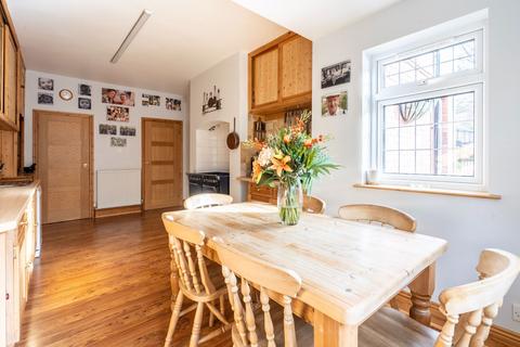 2 Kings Mount, Leeds, LS17 5NS