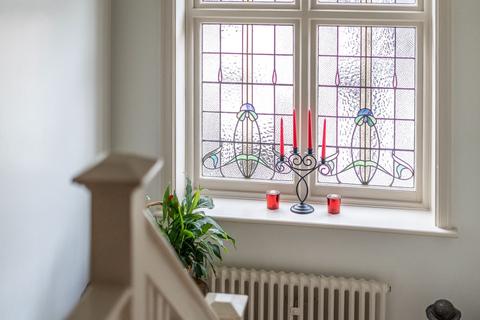 2 Kings Mount, Leeds, LS17 5NS