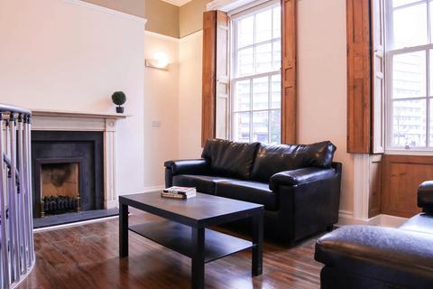 4 bedroom apartment to rent, Apt 1, 17 Queen Square, 17 Queen Square LS2