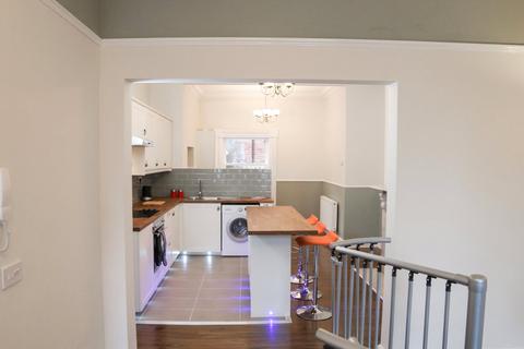 4 bedroom apartment to rent, Apt 1, 17 Queen Square, 17 Queen Square LS2