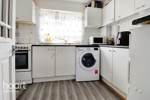 2 bedroom flat for sale, Bracken Avenue, Croydon