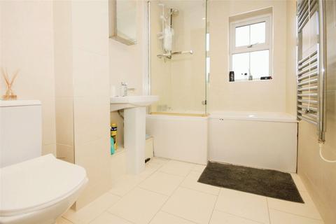 1 bedroom apartment for sale - Grant Close, Wickford, Essex, SS12