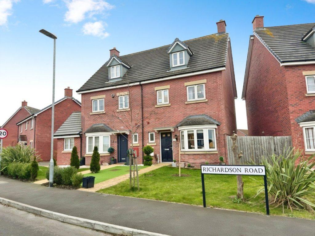 Richardson Road, Swindon, SN25 4DS 4 bed semidetached house £349,999