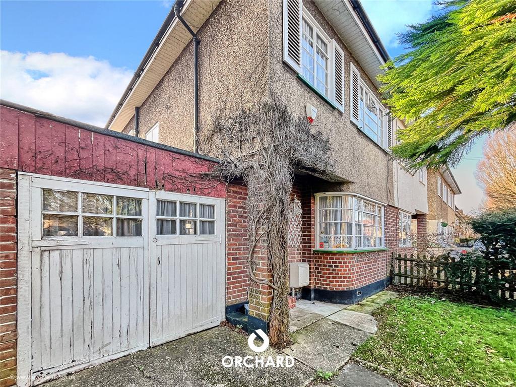 Burnham Avenue, Ickenham, Middlesex, UB10 3 bed semidetached house for