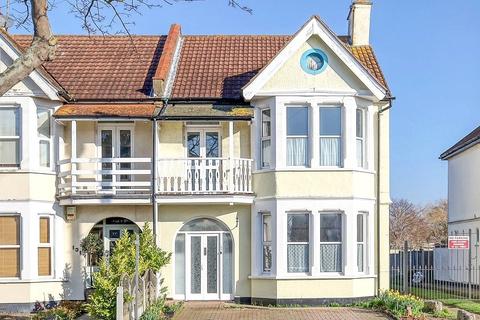 Shaftesbury Avenue, Thorpe Bay, Essex, SS1