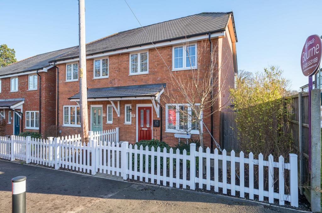 Liphook Road, Lindford, Hampshire, GU35 3 bed semidetached house for