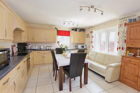 4 bedroom townhouse for sale, Chaffinch Chase, Gillingham