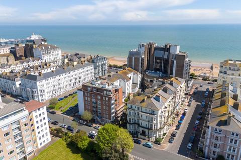 3 bedroom flat for sale, Howard House, Eastbourne BN21