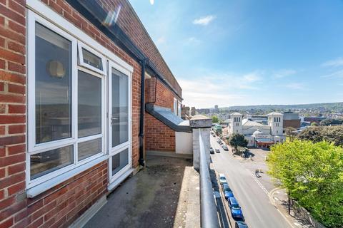 3 bedroom flat for sale, Howard House, Eastbourne BN21