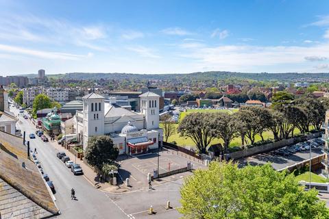 3 bedroom flat for sale, Howard House, Eastbourne BN21