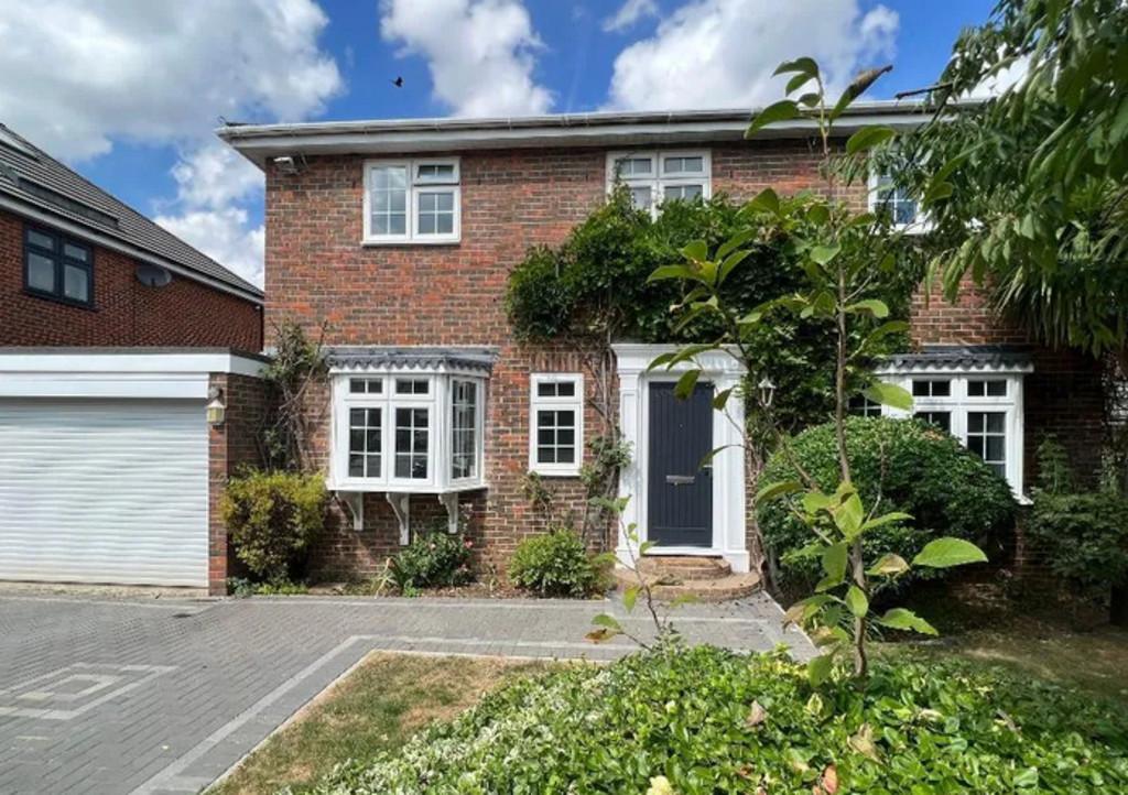 Illingworth, Windsor SL4 5 bed detached house to rent £4,000 pcm (£