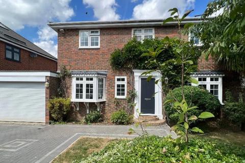 5 bedroom detached house to rent, Illingworth, Windsor SL4