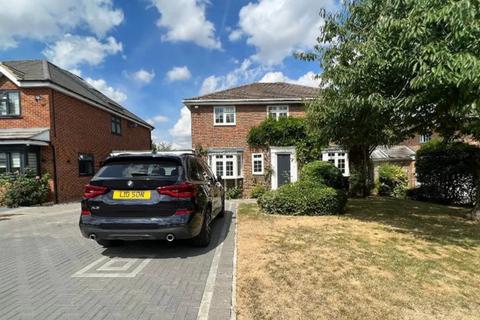 5 bedroom detached house to rent, Illingworth, Windsor SL4