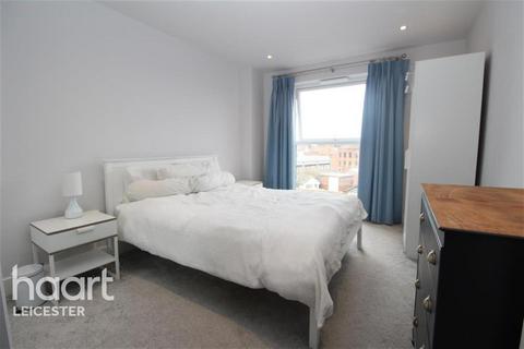 2 bedroom flat to rent, Penthouse with roof terrace available NOW