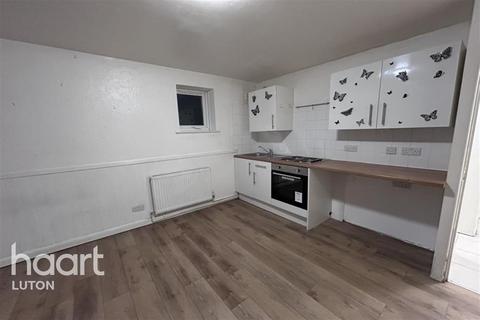 Studio to rent, Farley Lodge, Ruthin Close