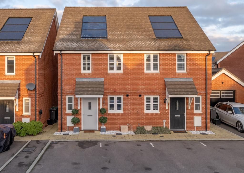 Bignall Avenue, Horley, Surrey, RH6 2 bed semidetached house for sale