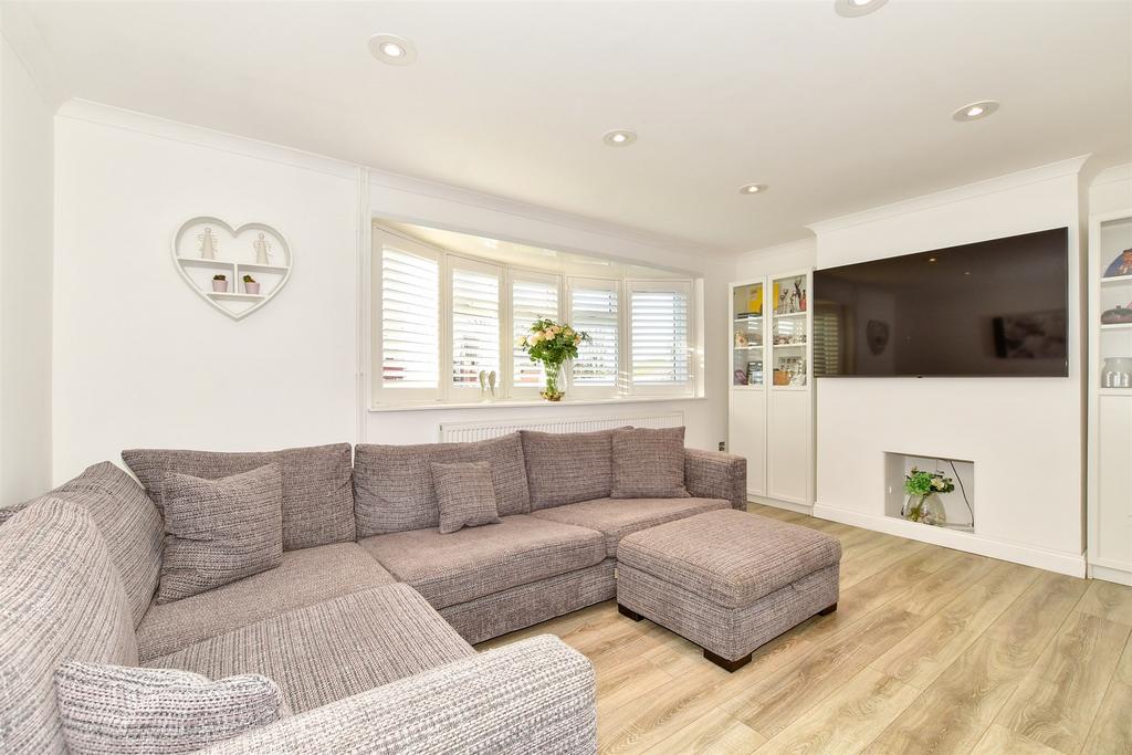 Lambs Farm Close, Horsham, West Sussex 3 bed semidetached house for