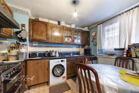 3 bedroom flat for sale, Violet Road, London