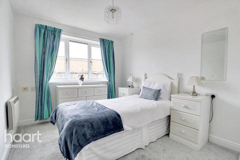 1 bedroom flat for sale, Gibson Court, Regarth Avenue, Romford