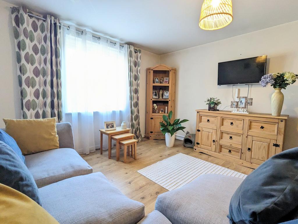 Church Village, Pontypridd CF38 2 bed apartment for sale £129,950
