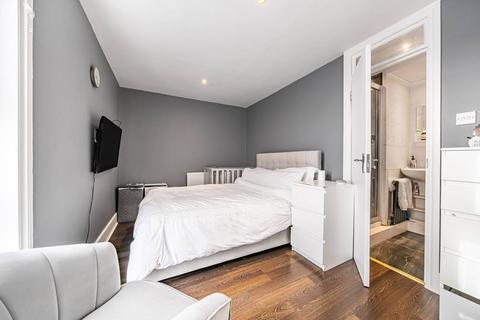 2 bedroom flat for sale, Wallis Close, Clapham Junction, London, SW11