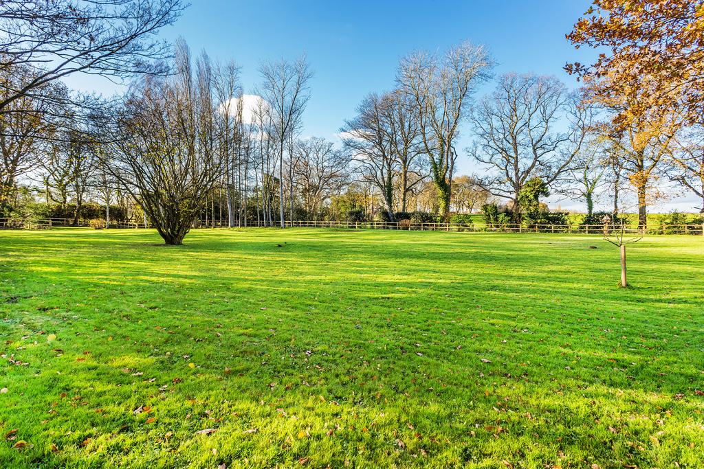 Godstone Road, Lingfield RH7 4 bed detached house for sale £1,100,000