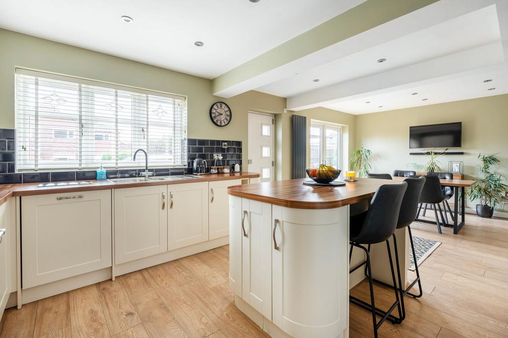 Hanly Court, CaisterOnSea, NR30 4 bed detached house for sale £375,000
