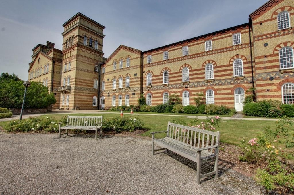 Southdowns Park, Haywards Heath, RH16 2 bed property for sale £225,000