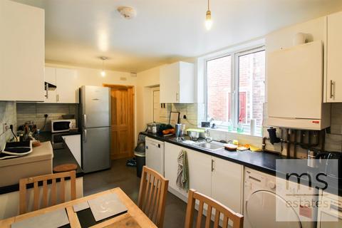 4 bedroom terraced house to rent, Cottesmore Road, Nottingham NG7