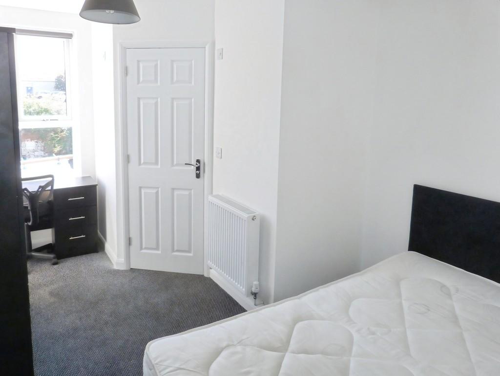 Edffdcea-bedroom