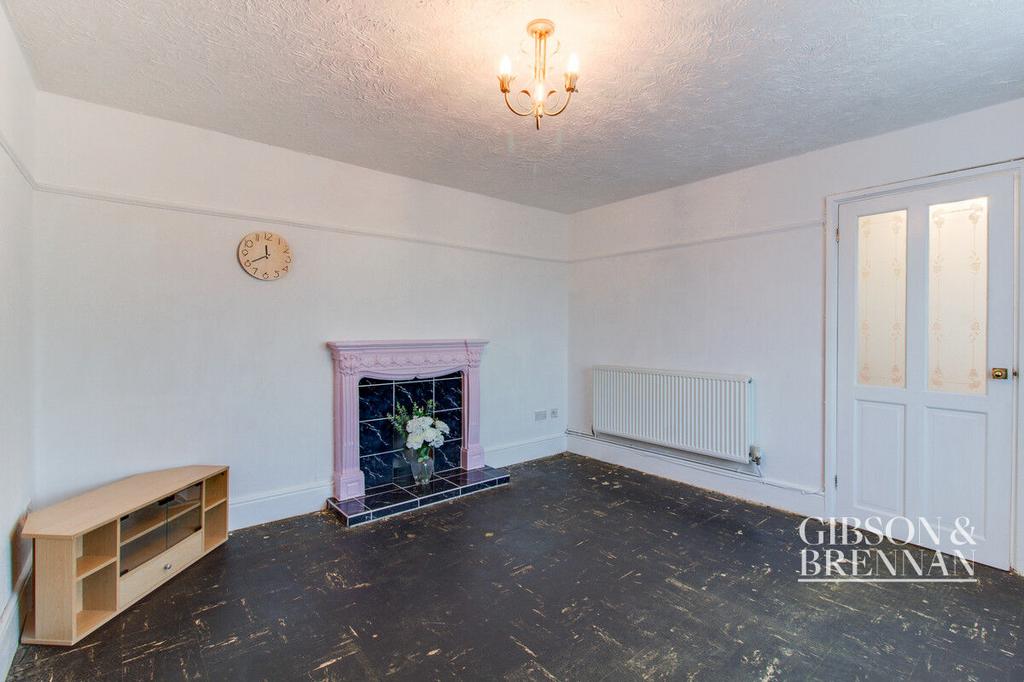 Clay Hill Road, Basildon, SS16 3 bed end of terrace house for sale £