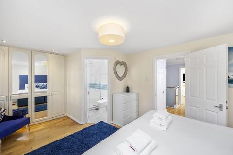 3 bedroom apartment to rent, Neptune Court, Brighton Marina Village