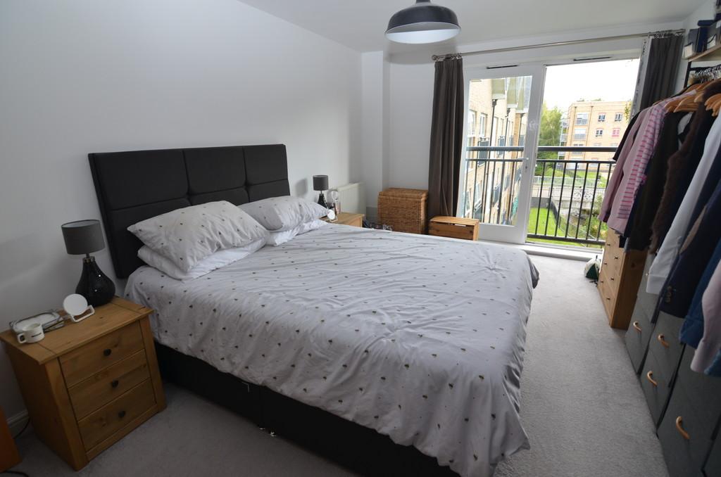Esparto Way, Dartford DA4 2 bed apartment £1,300 pcm (£300 pw)