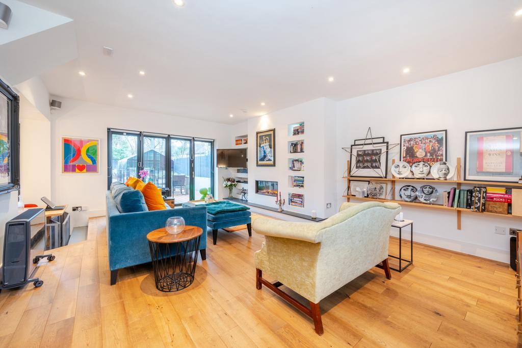 East Ferry Road, London 3 bed semidetached house for sale £1,000,000