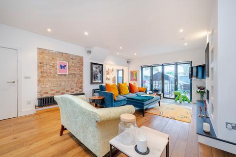 205 East Ferry Road, London, E14 3BB