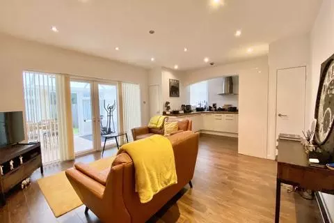 Apartment in Sutton Coldfield, Maney - View 4
