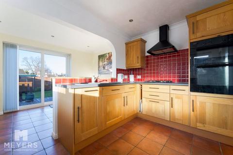 2 bedroom detached house for sale - Queens Close, Ferndown BH22