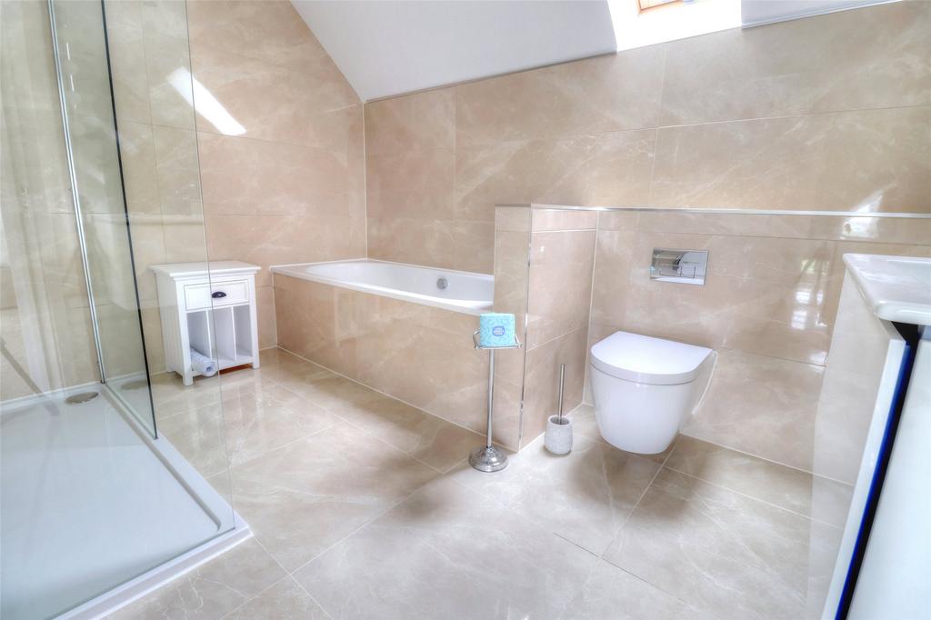 Main Bed En-Suite