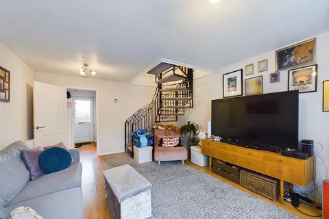21 Hindhead Close, Uxbridge, UB8 3UE