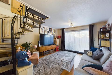 21 Hindhead Close, Uxbridge, UB8 3UE