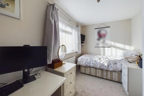 21 Hindhead Close, Uxbridge, UB8 3UE