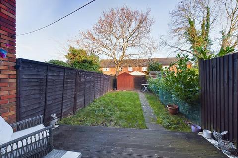 21 Hindhead Close, Uxbridge, UB8 3UE