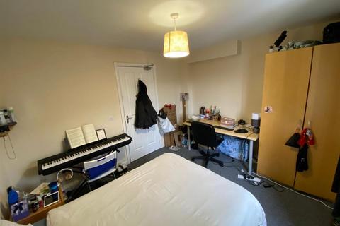 28 Aspull Walk, Manchester, M13 9ER
