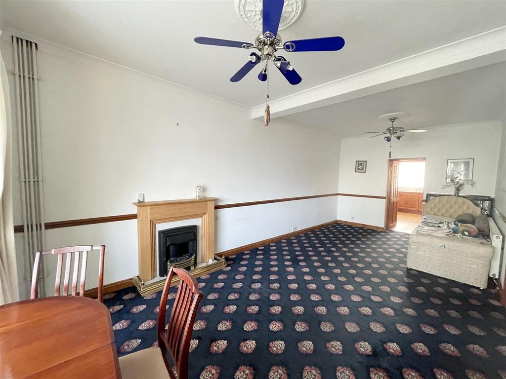 Lounge/Dining Room