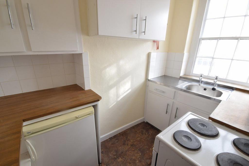 Allhalland St Flat, Bideford, Devon Studio £385 pcm (£89 pw)