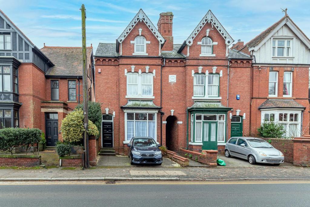 Greenfield Avenue, Stourbridge, DY8 1SX 4 bed semidetached house for