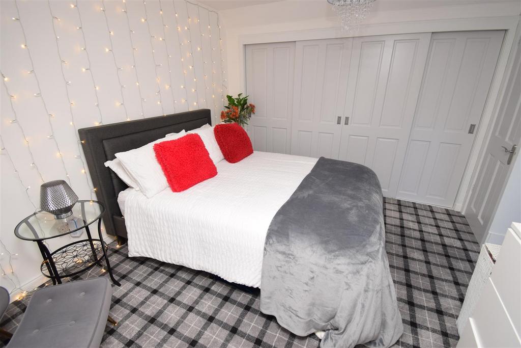 Bedroom one (2).jpg