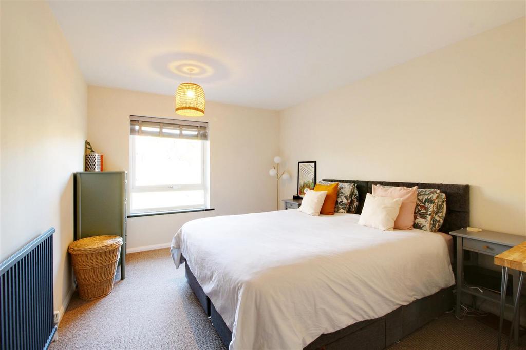 Chiltern Park Avenue, Berkhamsted 2 bed flat for sale £275,000