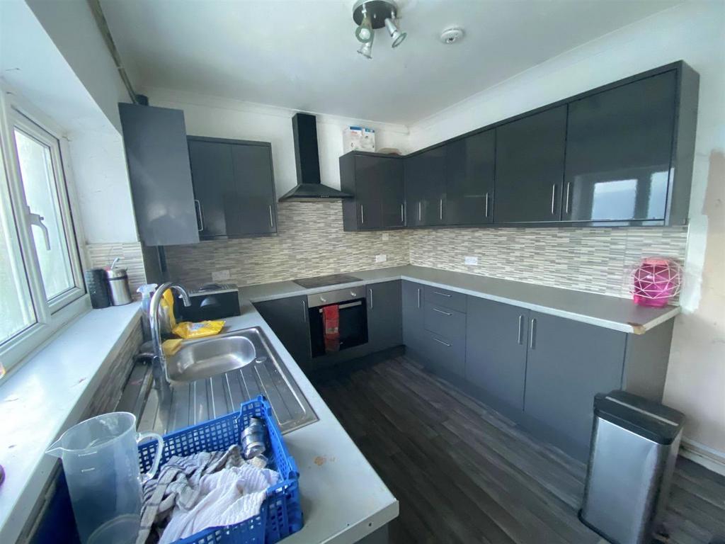 Commercial Road, Pontardawe, Swansea 3 bed end of terrace house for