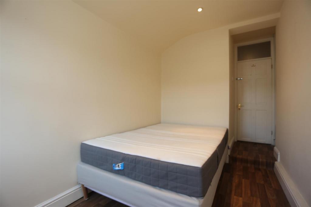 4 Kingsbury Street Bed 1 (1).JPG